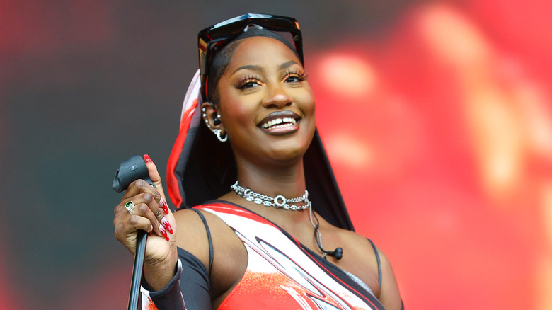(Photo) : la chanteuse nigériane Tems sur scène.