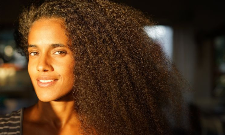 (Photo) : la vidéaste mozambicaine Yara Costa, lauréate du Prix de mentorat Prince Claus Fund 2024.