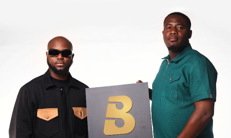King Promise accepts his Golden Club plaque from Boomplay Ghana artist relations manager Oliver Ameyedowo.