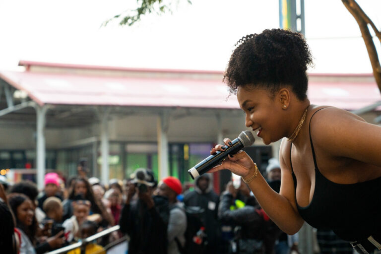 L'artiste Simmy interagit avec la foule à Newtown Junction lors de l'édition 2023 de la Fête de la musique.