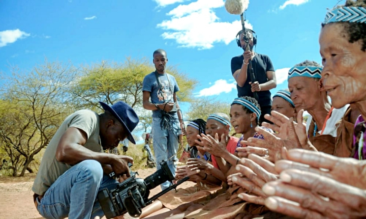 Une équipe filmant une communauté autochtone du Botswana dans le cadre d'un projet financé par le Sound Connects Fund. Photo de : Quihaba FX