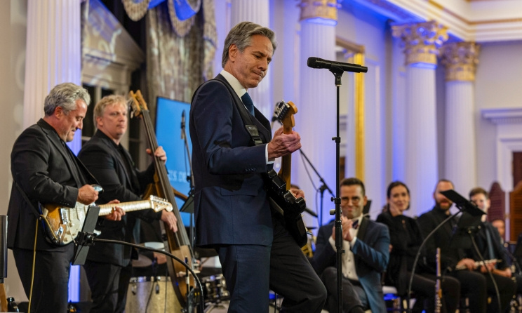 Le secrétaire d'État américain Antony Blinken jouant de la guitare lors du lancement de l'Initiative mondiale de diplomatie musicale en septembre 2023. Photo : Département d'État américain