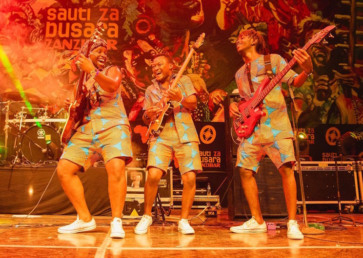(Photo) : les guitaristes de Fadhilee Music