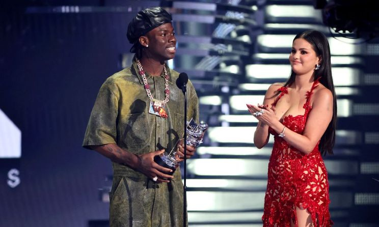 Rema et Selena Gomez reçoivent le prix du Best Afrobeats aux MTV VMA 2023.