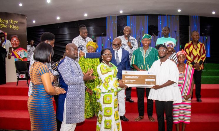 Members of Tamale Youth Choir accepting their award.