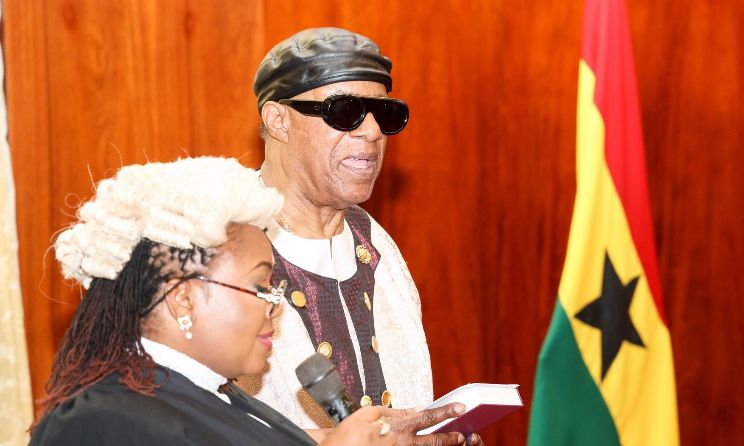 Stevie Wonder taking the oath of allegiance to become a Ghanaian citizen at the Jubilee House in Accra on 13 May. Photo: Ministry of Interior, Ghana