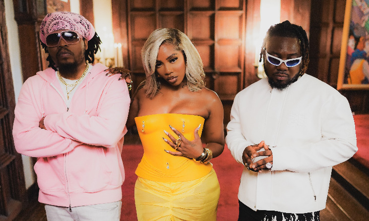 Tiwa Savage, flanked by ‘Commona’ collaborators Olamide and Mystro Sugar.