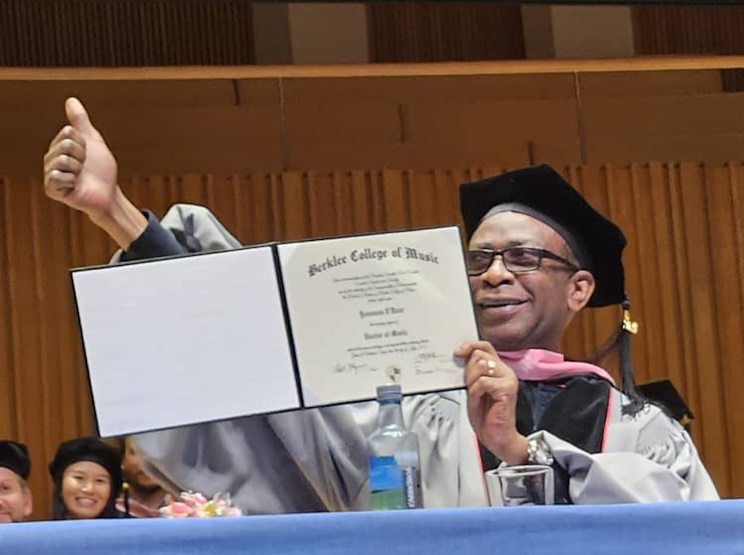 Youssou N'Dour a été distingué par l'Université Berklee Valencia, en Espagne, en recevant le prestigieux titre de Docteur Honoris Causa, ce 8 juillet 2024.