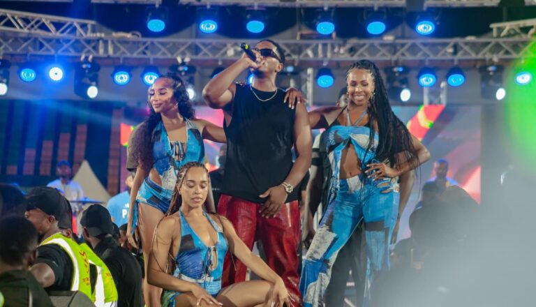 (Photo) : Niska avec des danseuses