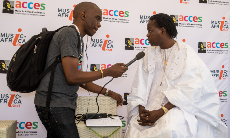 Le journaliste kényan Bill Odidi interviewant la légende de la musique sénégalaise Baaba Maal lors de la conférence musicale ACCES de Music In Africa à Dakar en 2017.