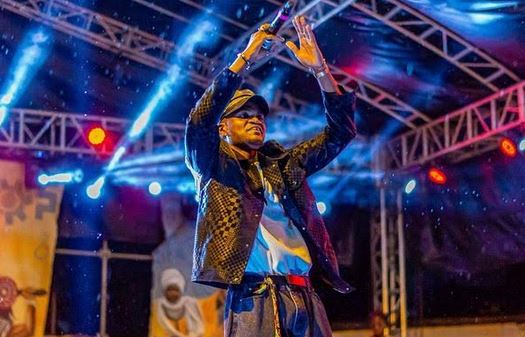 L'artiste Complex sur la scène du DOMAF 2024 à Douala