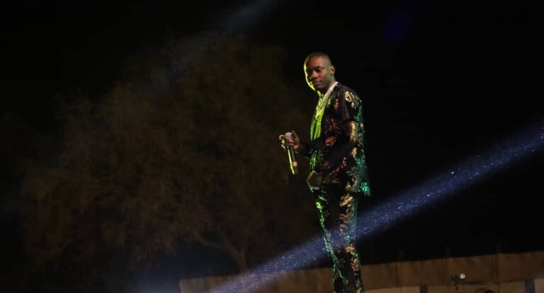 Sidiki Diabaté sur la scène du Festival sur le Niger l'année dernière