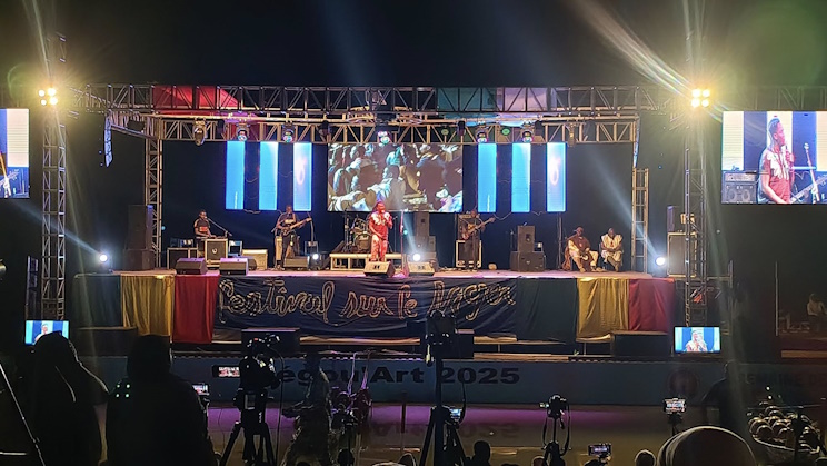 Alif Naaba a illuminé la Nuit de l’AES hier lors de la première soirée du Festival sur le Niger (Photo) : Eustache Agboton