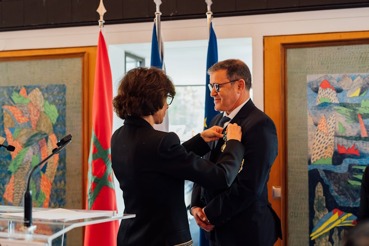 Brahim El Mazned recevant l’Insigne d’Officier des Arts et des Lettres des mains de Madame Rachida Dati, ministre française de la Culture