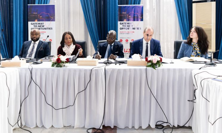Le vice-président du Conseil consultatif de l’IATF et ancien président d’Afreximbank, Jean Louis-Ekra (au centre), le ministre algérien du Commerce extérieur et de la Promotion des exportations, Mohammed Boukhari (deuxième à droite), Kanayo Awani, vice-présidente exécutive du commerce intra-africain et du développement des exportations à Afreximbank (deuxième à gauche), Albert Kan-Dapaah, représentant de S.E. Wamkele Mene, secrétaire général du Secrétariat de la ZLECAf (à gauche), et Salma Mansouri, secrétaire d’État aux affaires africaines de la République d’Algérie.