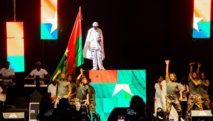 Amzy s'annonce comme l'une des grandes attractions du Festival Afrobeat International 2025, prêt à enflammer la scène avec son énergie et son charisme uniques