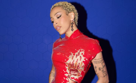 La chanteuse américaine Doja Cat annoncée comme première tête d'affiche du festival Hey Neighbour .