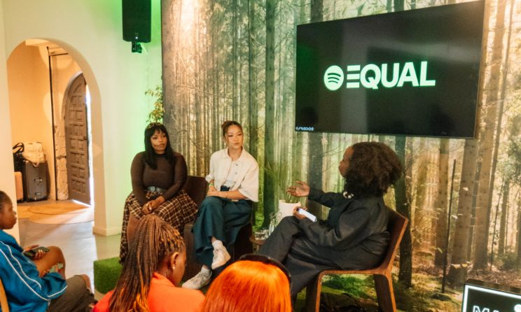 Phiona Okumu (Spotify) en pleine discussion avec Annie Hwang ( A&R et Management) et la chanteuse Shekhinah.