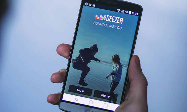 Deezer lance un système d’étiquetage pour traquer les morceaux générés par IA et lutter contre la fraude au streaming.