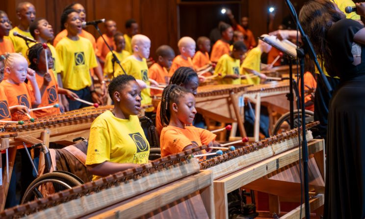 Jouer dans un groupe de marimba offre un outil dynamique à multiples facettes pour le développement des élèves ayant des besoins particuliers.