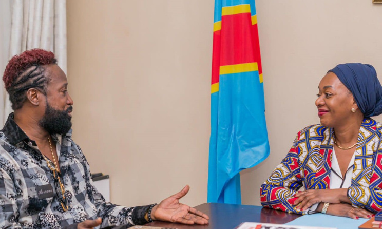 La ministre de la Culure Yolande Elebe Ma Ndembo avec l'artiste congolais Werrason.