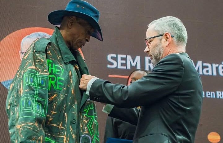 Jupiter Bokondji et l'ambassadeur de la France en RDC. Ph. Dr Tiers