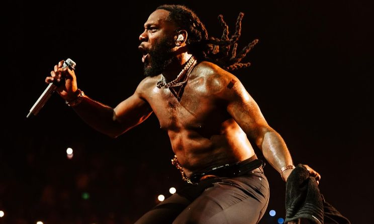 Burna Boy mène les nominations avec deux mentions dans les catégories Meilleure performance musicale africaine et Meilleur album de musique mondiale. Photo : majamoan