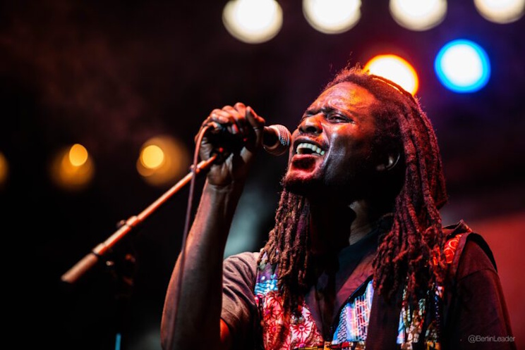 Le chanteur sénégalais Tafa Diaraby sur la scène du Stéréo Africa Festival (Photo) : Bertin Leader