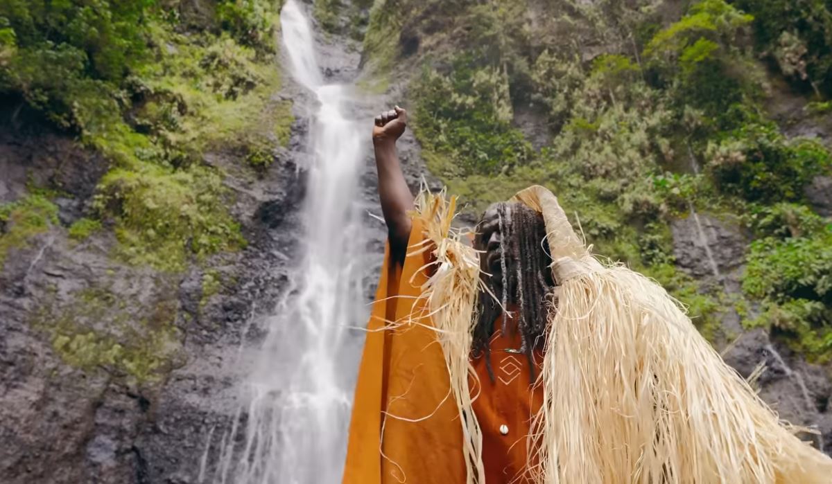 L'artiste ivoirien Tiken Jah Fakoly dans le clip « Mutamba ». Capture d’écran YouTube.