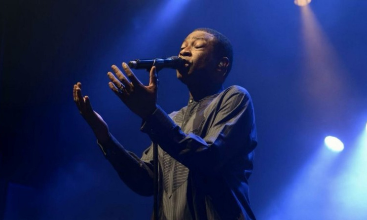 L'icône sénégalaise, Youssou N’Dour voit son album Éclairer le monde reconnu pour son impact global.