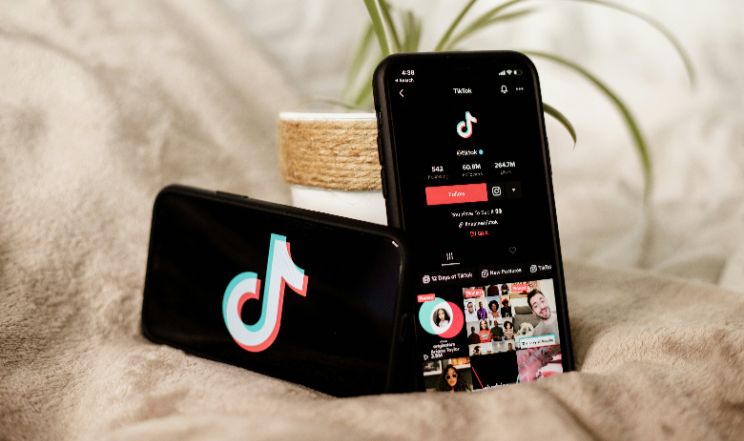 Le partenariat entre Tik Tok et Apple Music promet de transformer la découverte virale en écoute intégrale. (Photo) @collabstr via Unsplash.