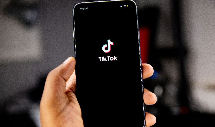 TikTok pourrait bientôt payer les artistes à la lecture.