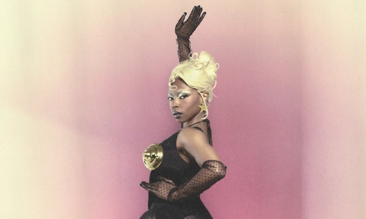Théodora confirme ainsi  son statut de Boss Lady et phénomène pop incontournable dans l'industrie musicale francophone.