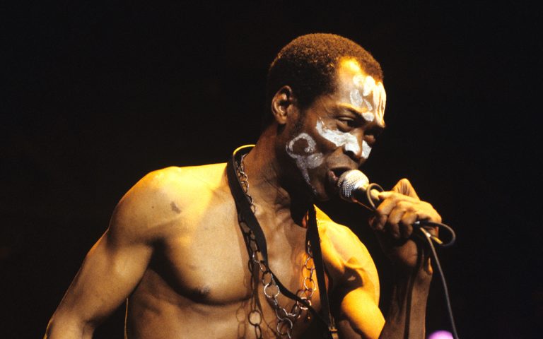 Fela Kuti au cours d'un concert. Ph. Dr Tiers